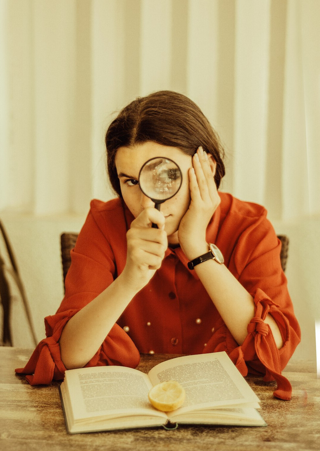 detective with magnifying glass