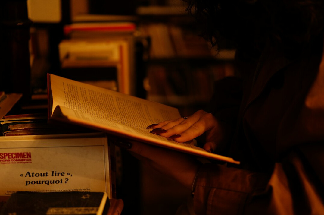 detective reading case file